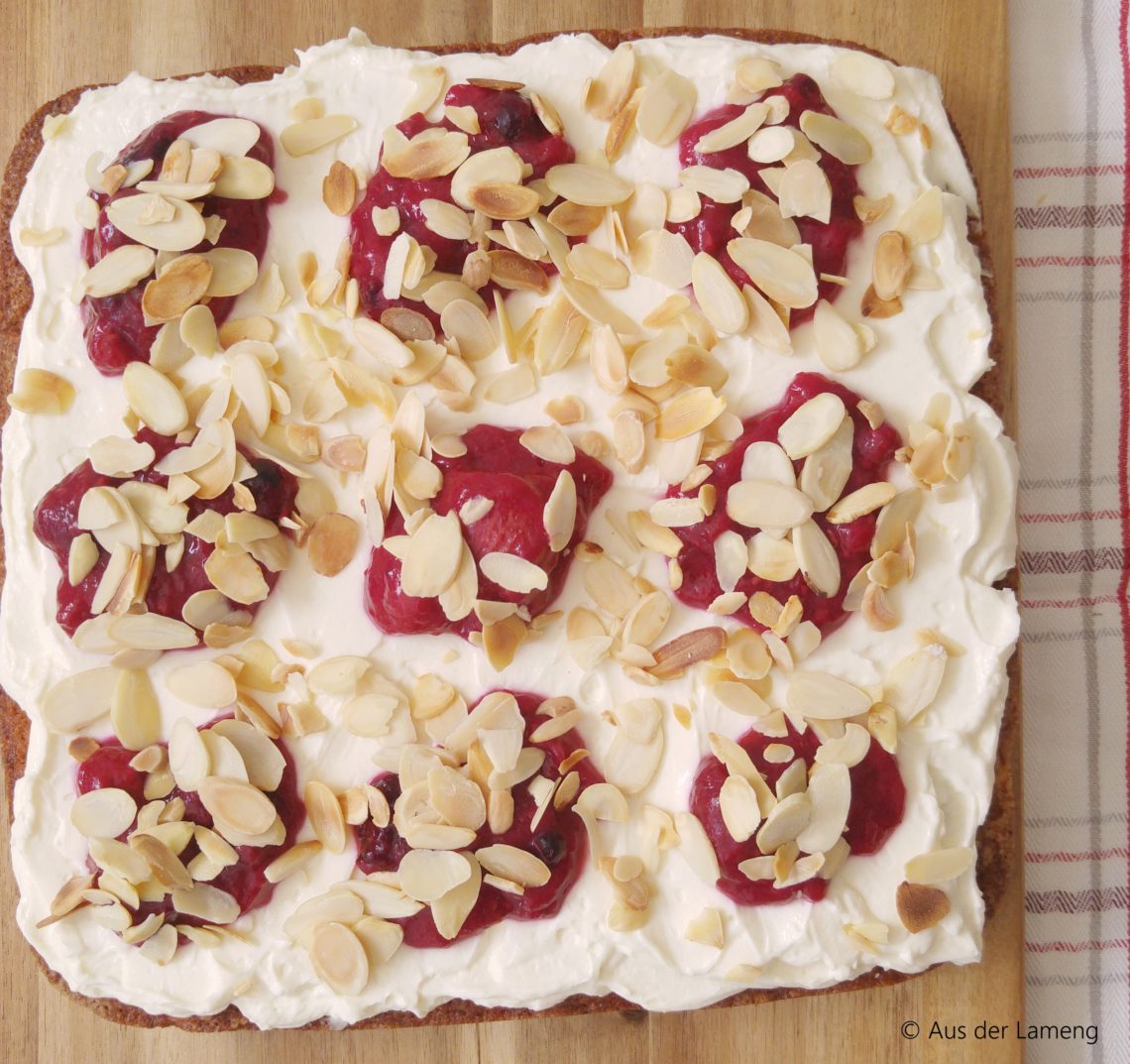 Rhabarber-Mandelkuchen mit Mascarponecreme und Rhabarber-Beeren-Kompott ...